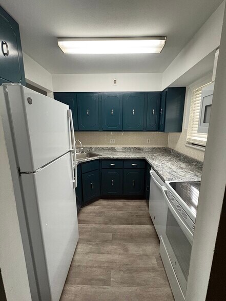 Kitchen w/fridge, oven, microwave - 4564 Ohio Ave