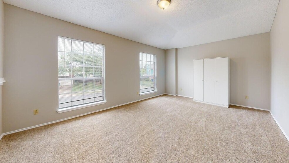 Building Photo - 406 Oakcrest Dr