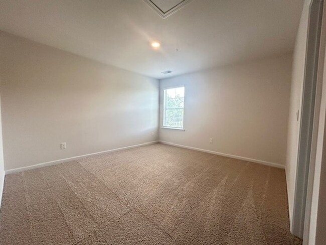 Building Photo - LARGE 4 BEDROOM IN NORTHEAST'S SPRING HAVE...