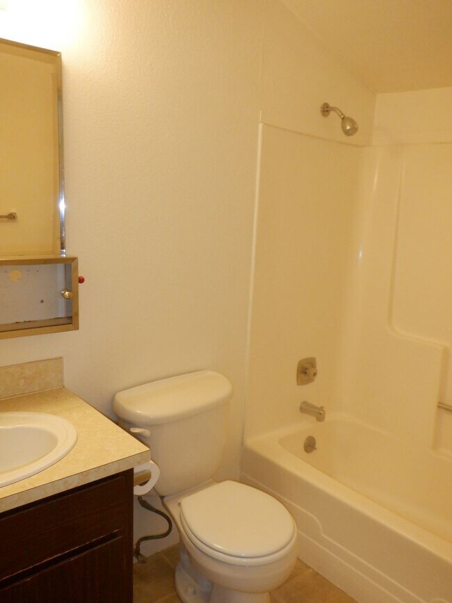 Building Photo - NE Bend 2bed/1.5bath Townhome near St Charles