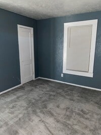 Building Photo - Newly Reduced Price! 2 Bedroom 1 Bath; Se Habla Espanol