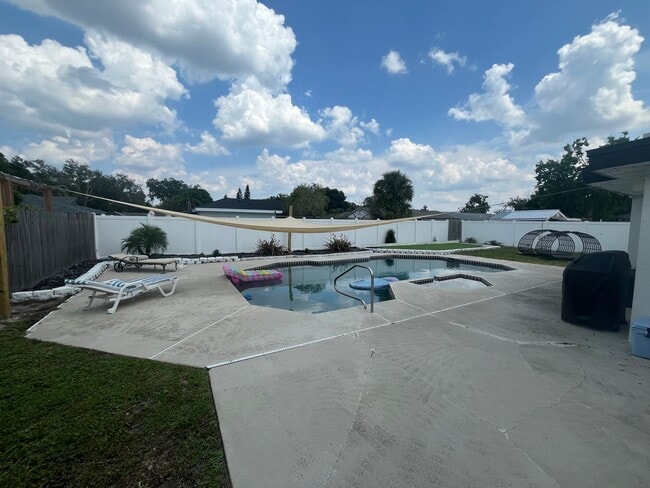 Building Photo - 5119 Ferncrest Dr