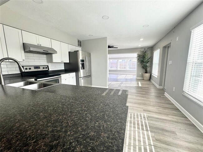 Building Photo - 3913 S Shade Ave