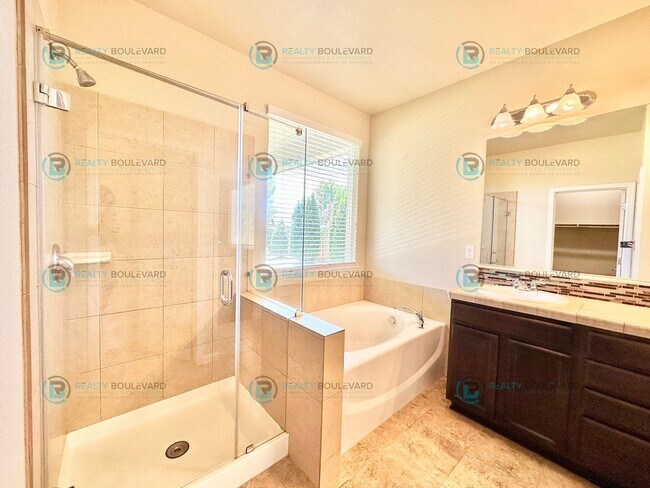 Building Photo - 3 Bedroom 2 Bathroom with Garage covered patio and beautiful yard!