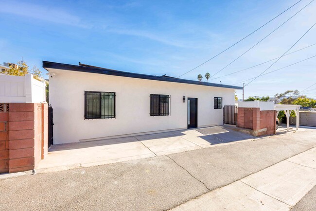 Building Photo - 825 E Verdugo Ave