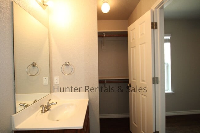 Building Photo - Luxury Duplex Close to Texas A&M-Central T...