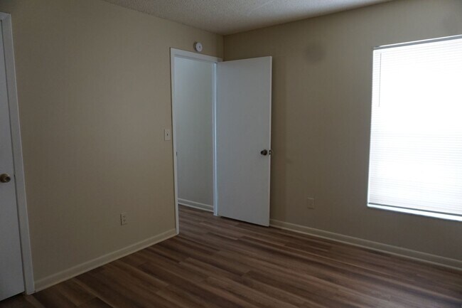 Building Photo - 2 bedroom 2 Bathroom close to NAS Jax