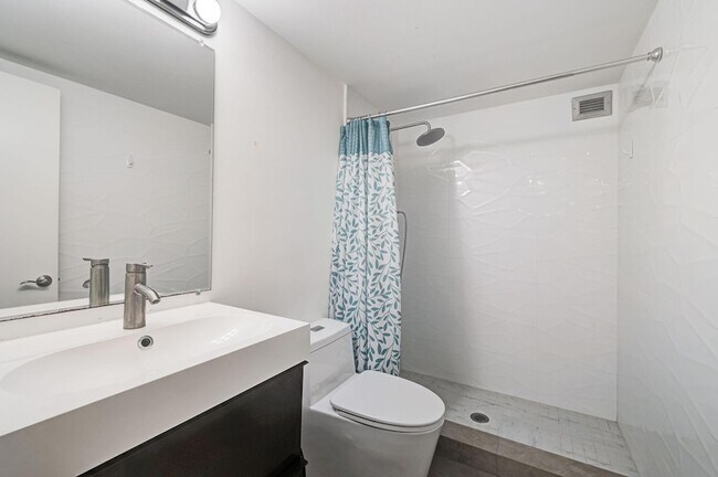 Building Photo - 400 Leslie Dr