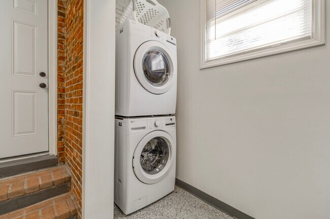 Building Photo - 7712 Burdell Dr