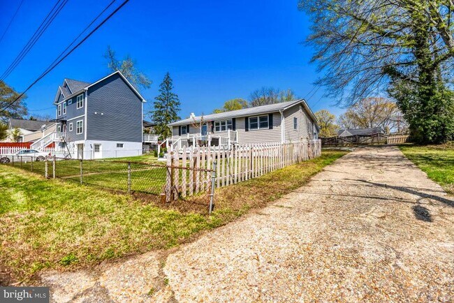 Building Photo - 1715 Tacoma Rd