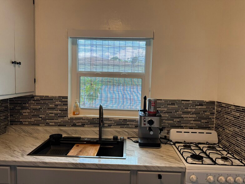 Building Photo - 1906 Rodman St