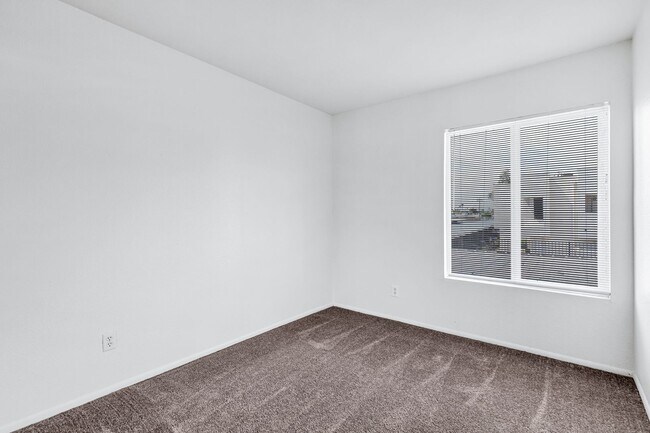 Building Photo - Remodeled 3/2 off Indian School & 43rd Ave