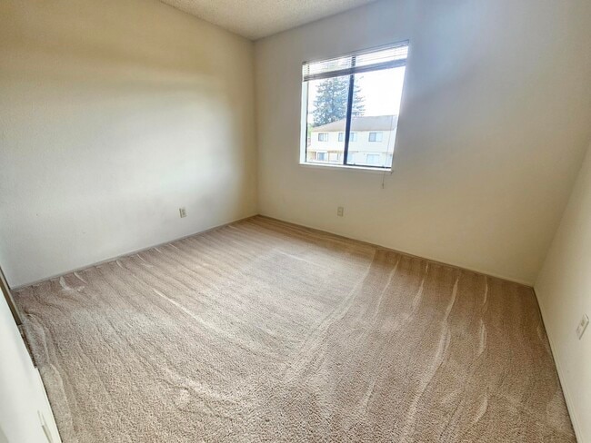 Building Photo - 5025 Valley Crest Dr