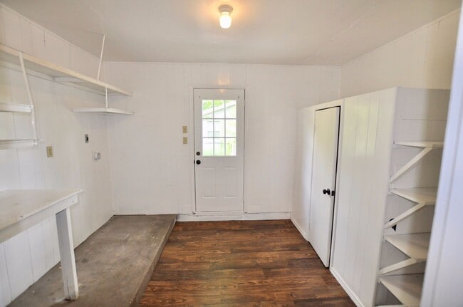 Building Photo - FOR LEASE! 2 Bedroom, 1.5 Bathroom - Brick...