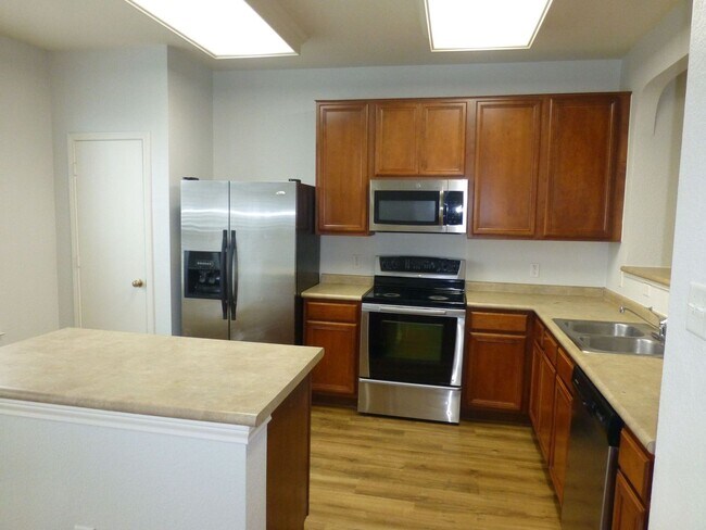 Building Photo - 1726 E Mesa Park Dr