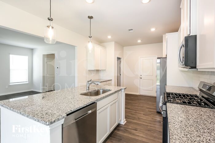 Building Photo - 404 Stonefence Dr