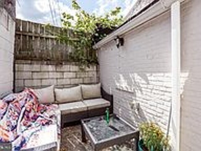 Building Photo - Gorgeously Renovated Upper Fells Point 2bd...