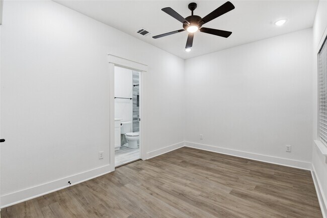 Building Photo - 1243 W 23rd St