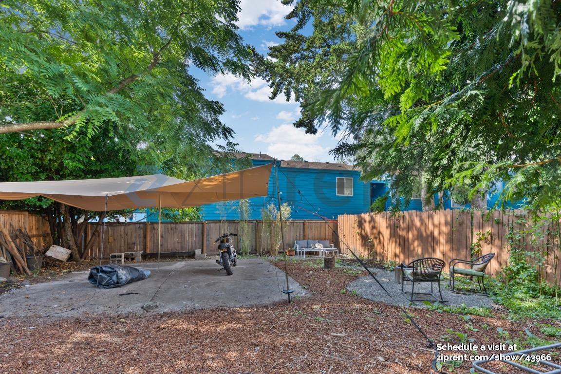 Building Photo - 524 NE Brazee St