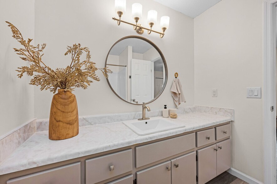 Building Photo - 17462 Front Beach Rd