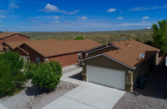 Building Photo - Prominent 3 Bedroom, 2 Bath Single Story Home In Rio Rancho!