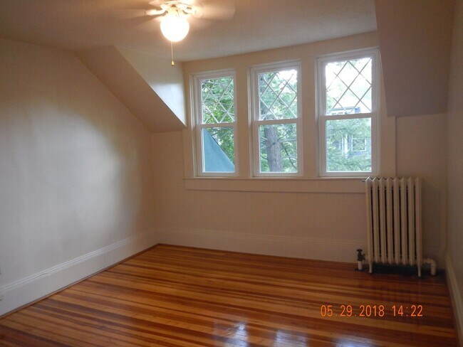 Building Photo - Available 6/1/25 Charming Two Story Single...