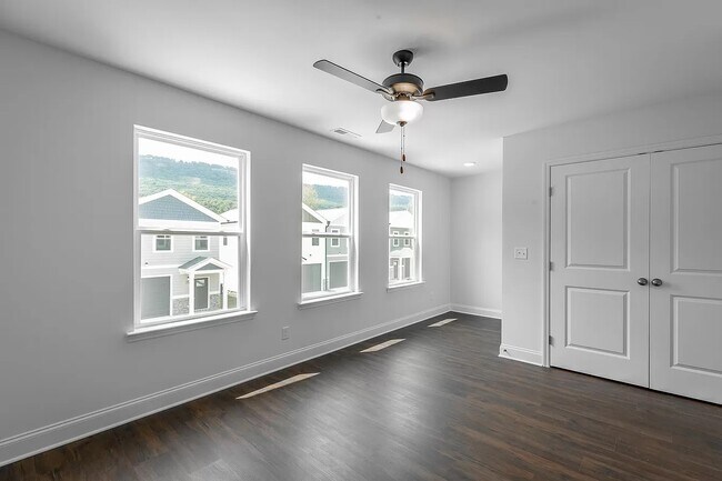 Building Photo - 5562 Stream Ln