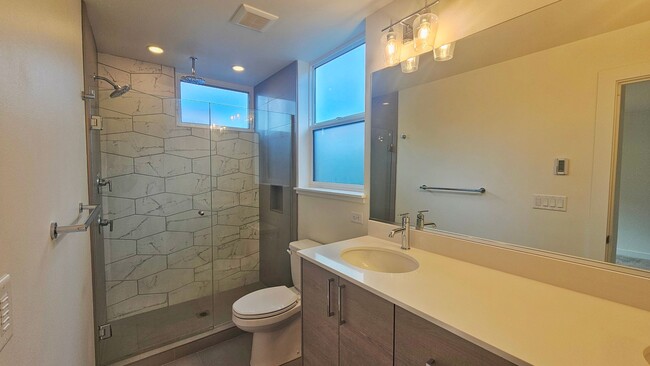 Building Photo - Modern 2 Bed 1.75 Bath Townhome in North B...