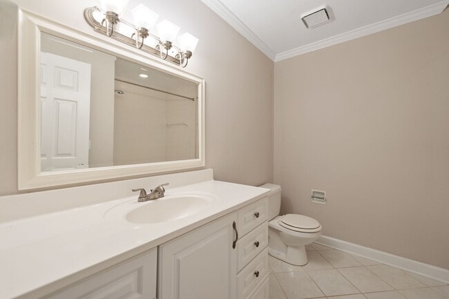 Building Photo - Beautiful 3 BR in Chapel Hill - Two Weeks Free Rent!