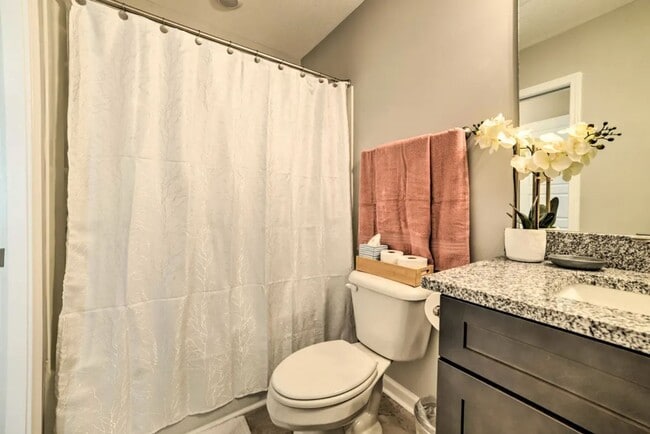 Building Photo - Pet Friendly Three Bedroom!