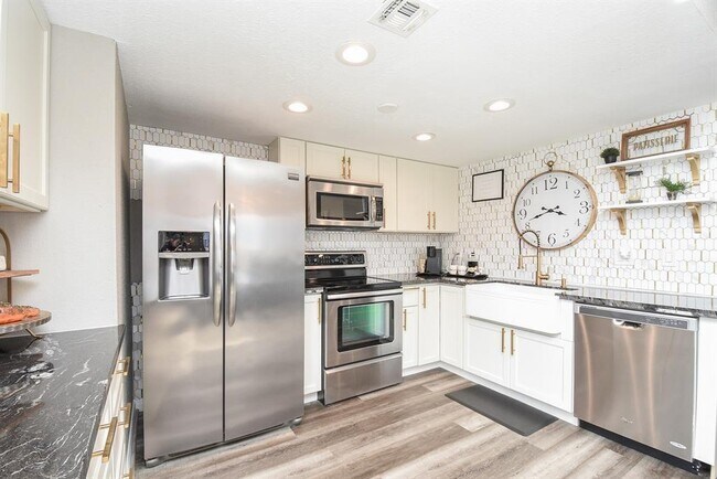 Building Photo - 2016 Main St