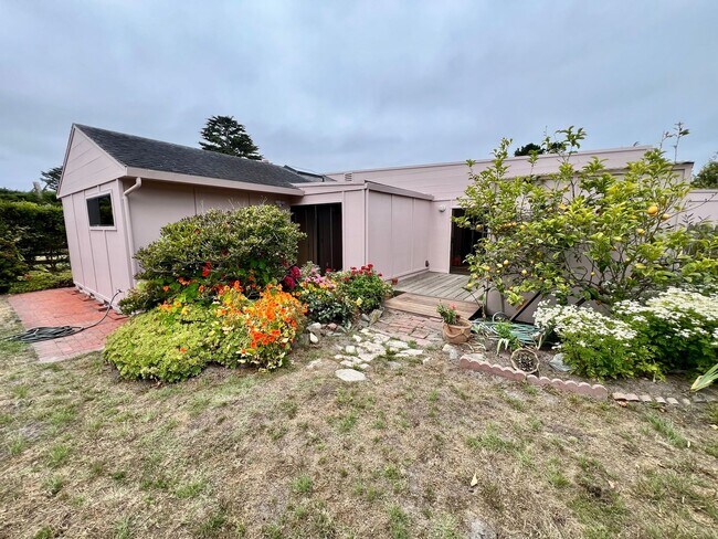 Building Photo - Large 4 bedroom 3 bathroom home in Pacific...