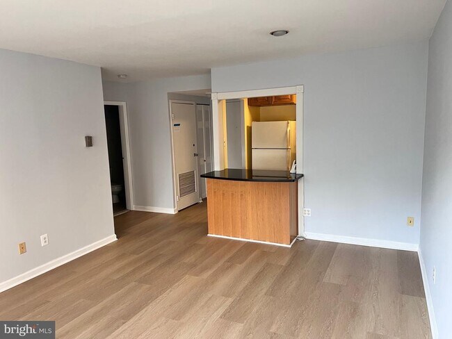 Building Photo - 6001 Arlington Blvd