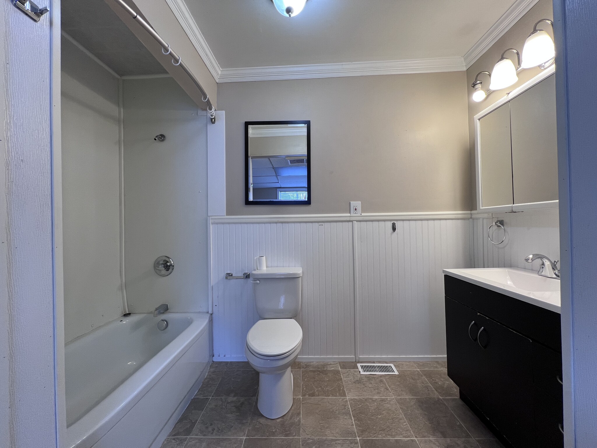 Bathroom - 943 Woodmere Ave