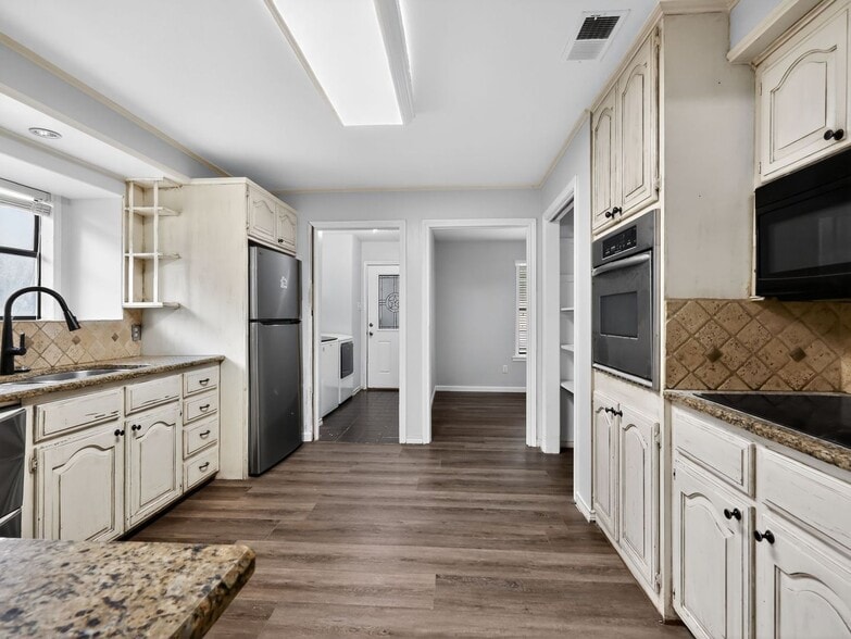 Building Photo - 18270 Stillwood Ln