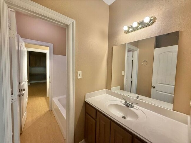 Building Photo - 4 Bedroom 3.5 Bath Duplex in East Tyler!