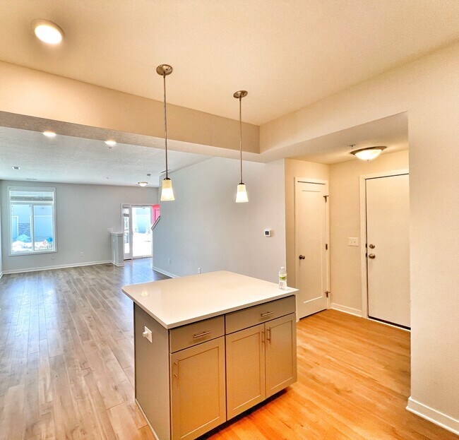 Building Photo - 327 NE Otter Dr