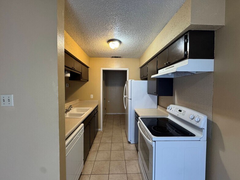 Building Photo - 1102 Covey Ln