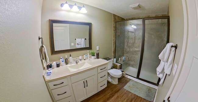 Building Photo - Cute West Side Home W/ Two Car Garage + Fenced In Yard + Rooftop Balcony! Available June 4th!