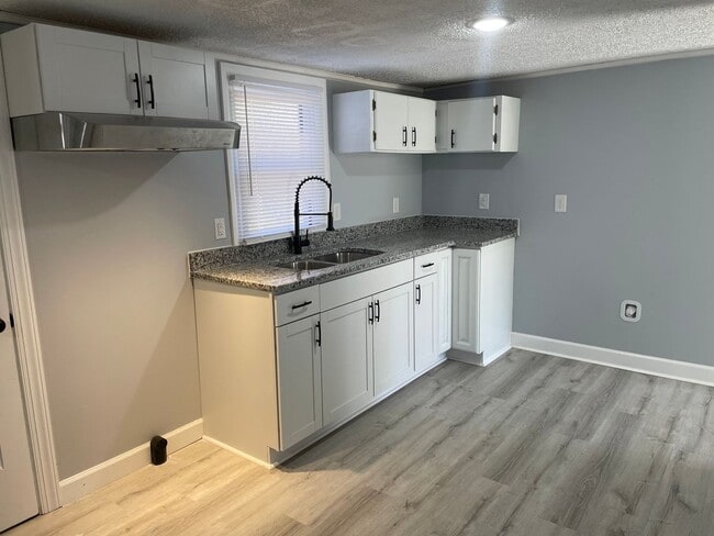 Building Photo - 2 Bed, 2 Bath newly renovated home located in Thomasville!