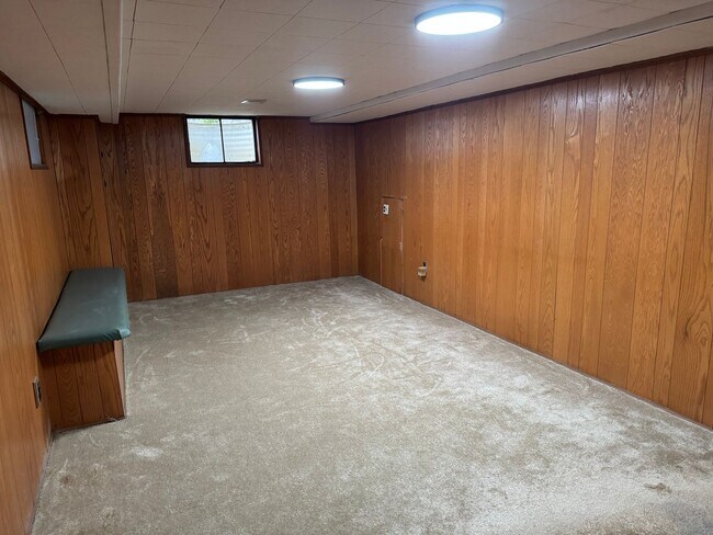 Building Photo - 3 Bedroom 1.5 bathroom Single Family Home, Upper Arlington Schools