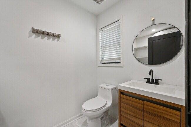 Building Photo - 1520 Springwood Dr SE