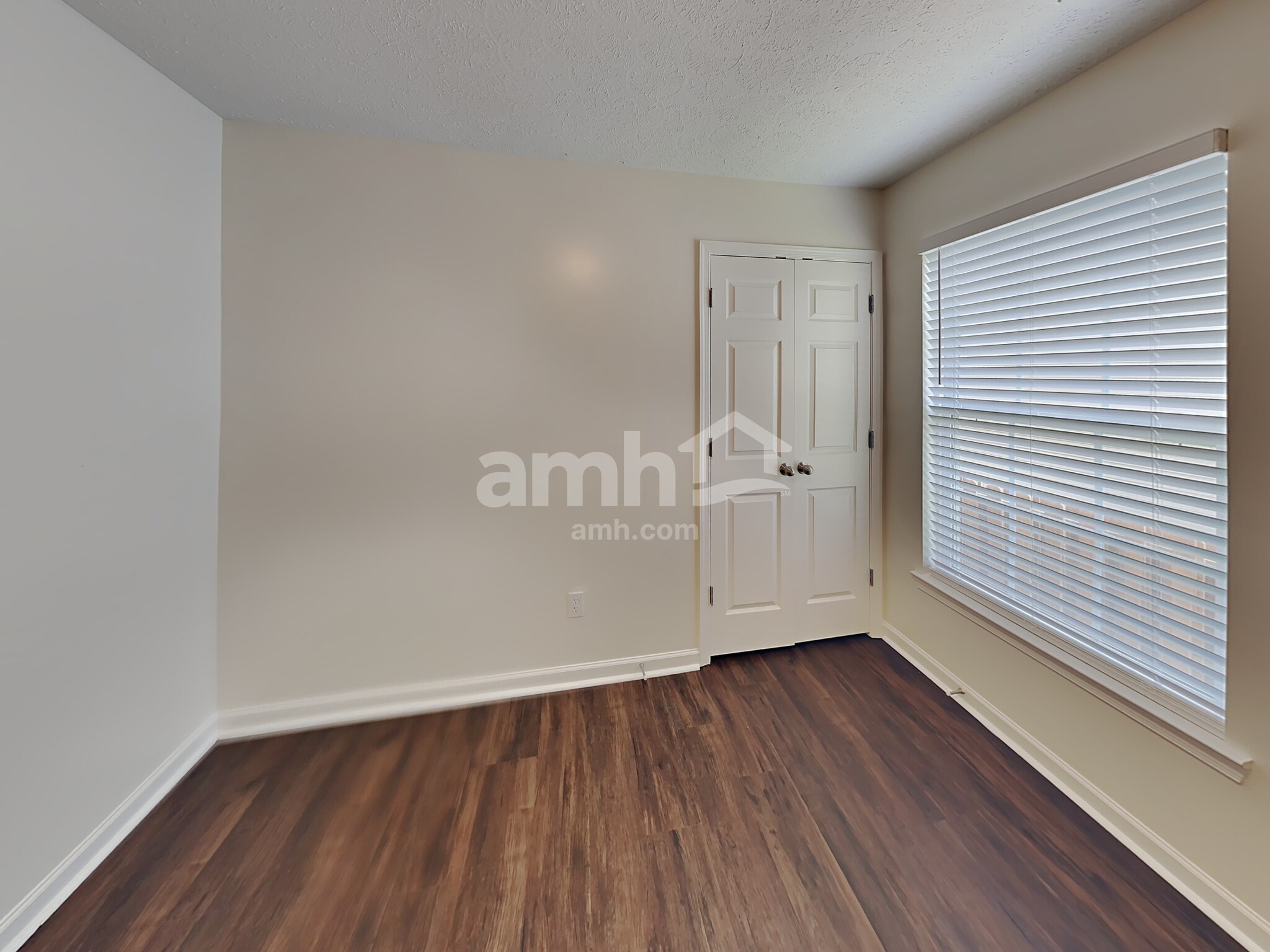 Building Photo - 419 Creekside Ln