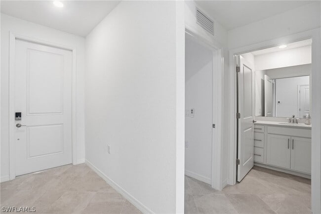 Building Photo - 15375 Grn Acrs Ave