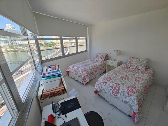 Building Photo - 801 Brickell Bay Dr