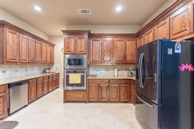 Building Photo - Very beautiful 5 bedroom, 4.1 bathroom hou...