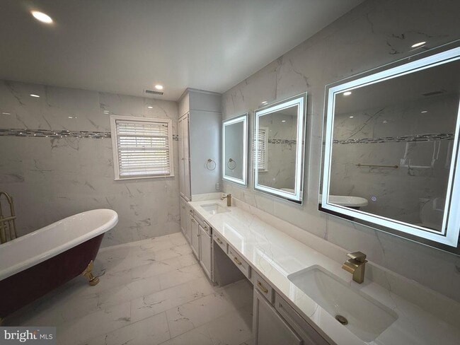 Building Photo - 9608 Burke View Ave