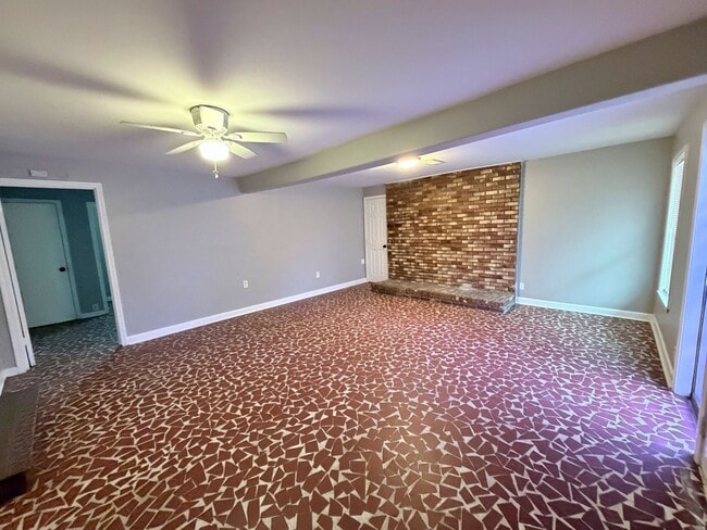 Building Photo - Cozy 3 Bedroom Home Ready for Move In!!