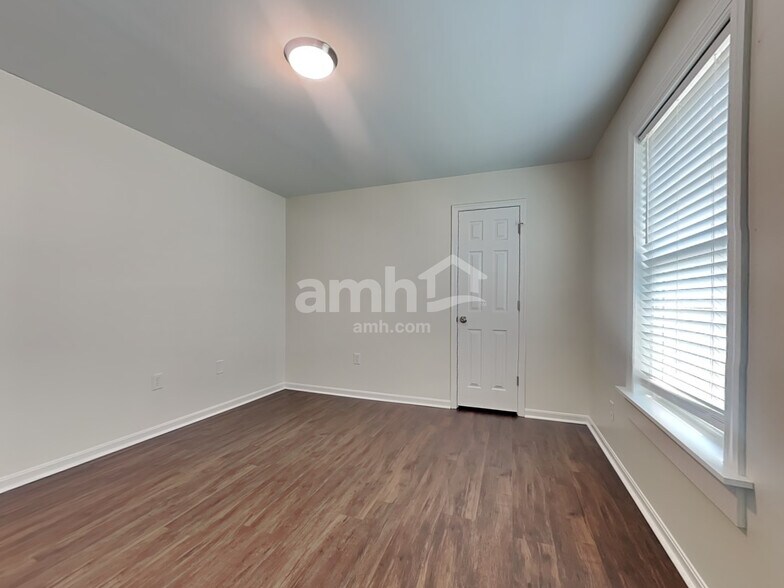 Building Photo - 2113 Lynwood Pl