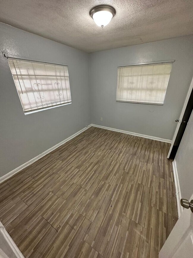 Building Photo - 2845/2847 W 6th St.